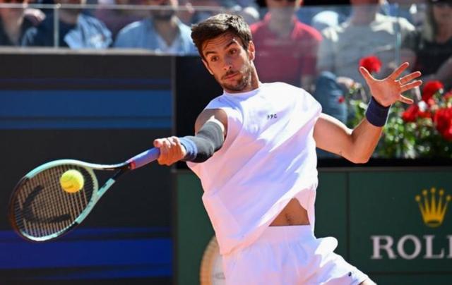 包含英国网球队力克西班牙网球队，阿尔卡拉斯爆发神勇的词条