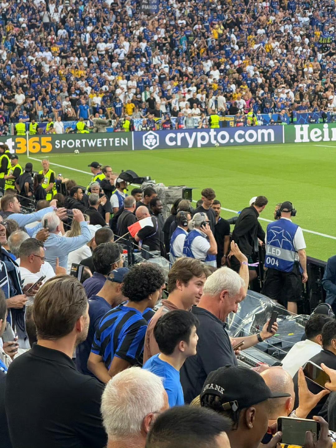 足球赛事现场直播，全网聚焦热议