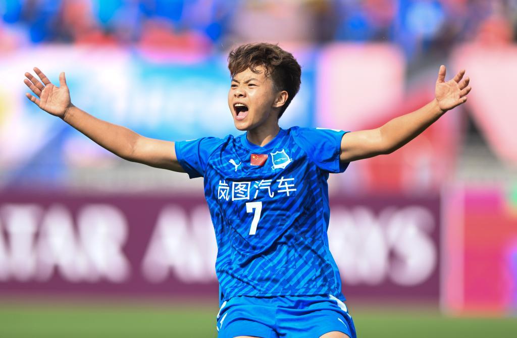 国际女足比赛中，运动员战斗精神彰显无疑