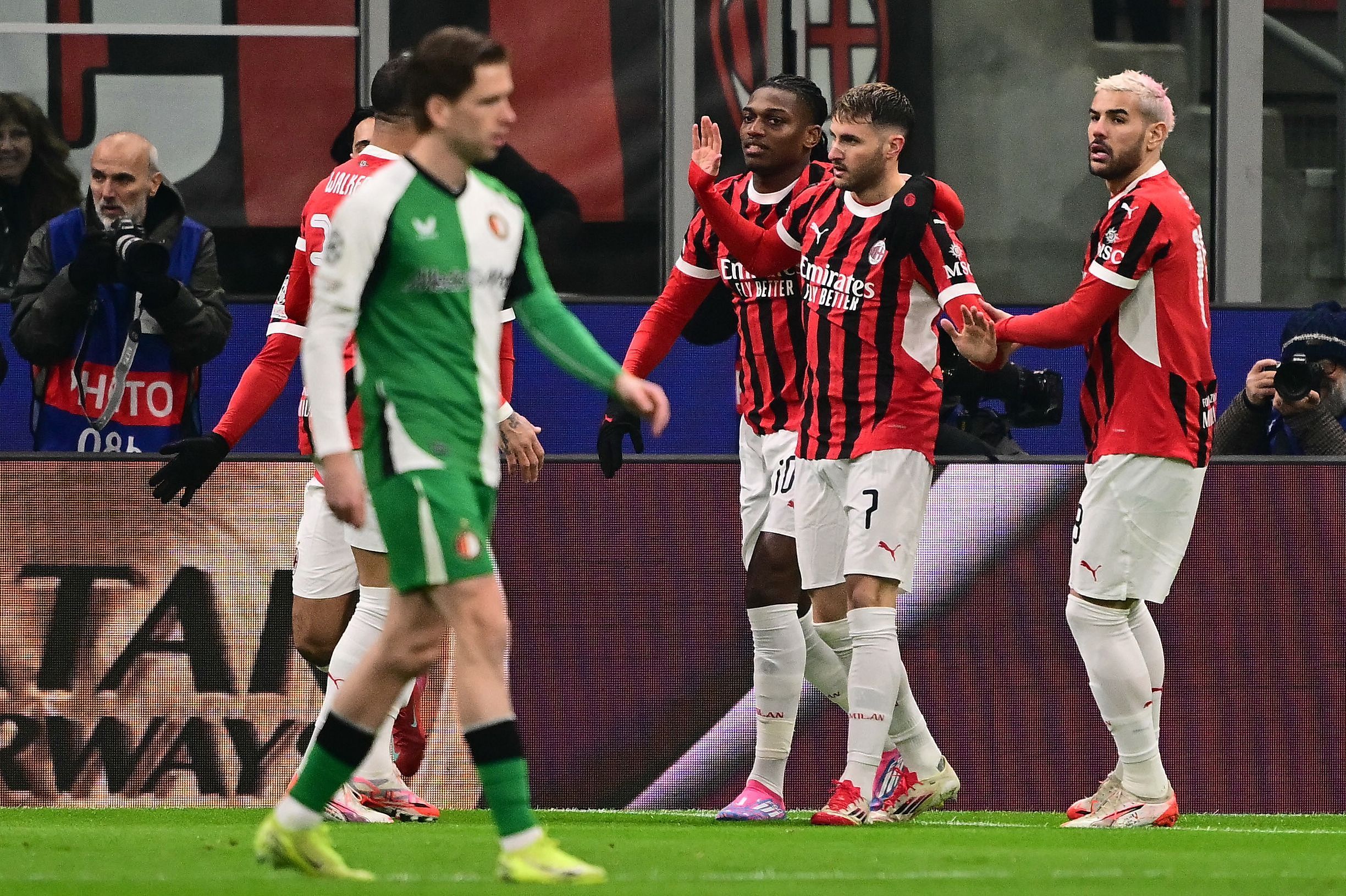 包含马德里竞技连续遭受打击，欧冠路漫漫的词条