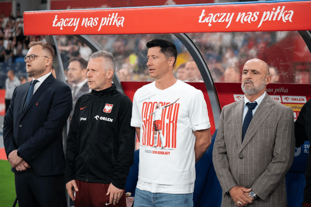 波兰国家队主帅调整阵型，以稳固攻防为重的简单介绍