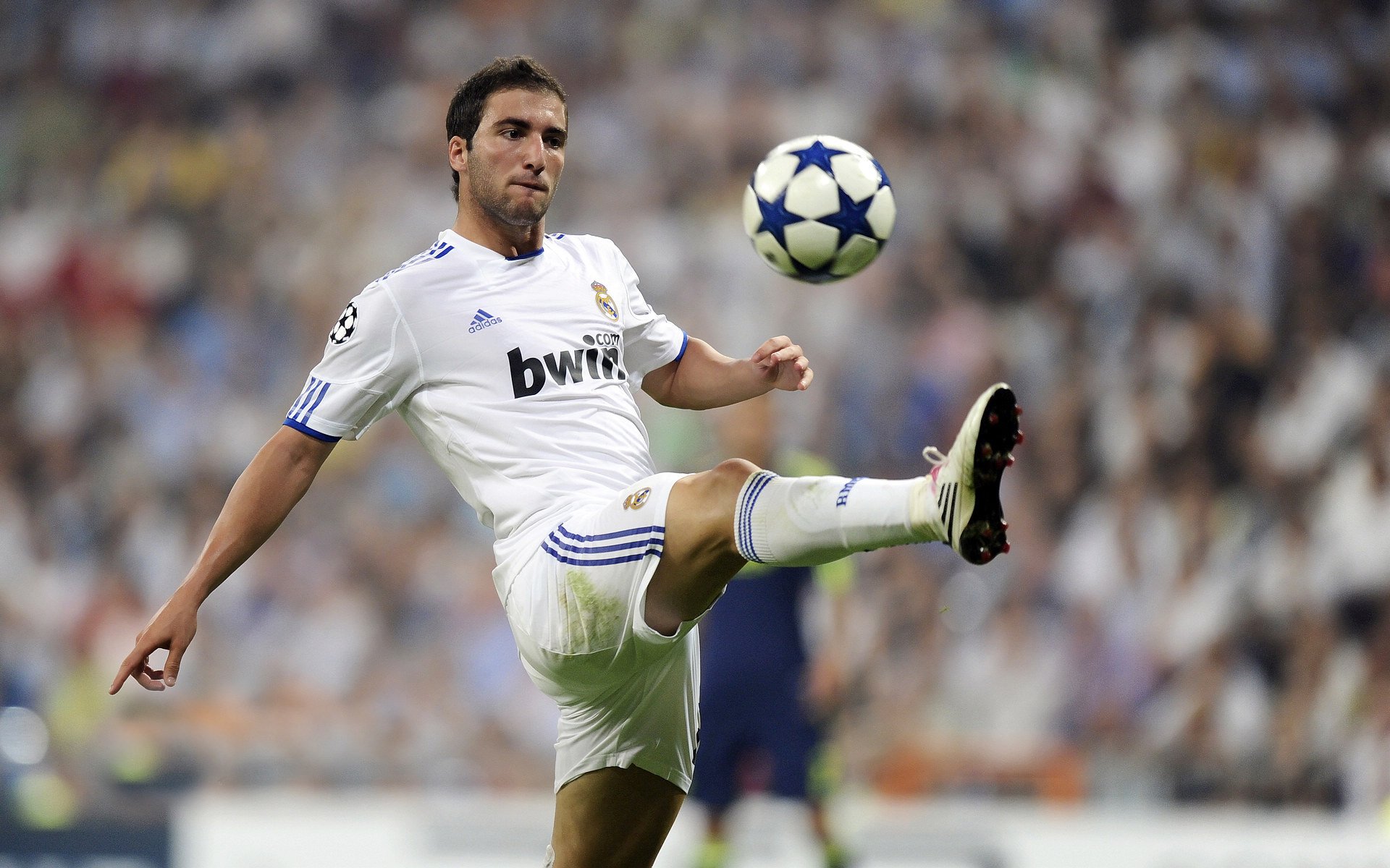 北欧冰原与东亚烈焰的碰撞，莱万在芬兰对阵韩国之战中完成自我救赎