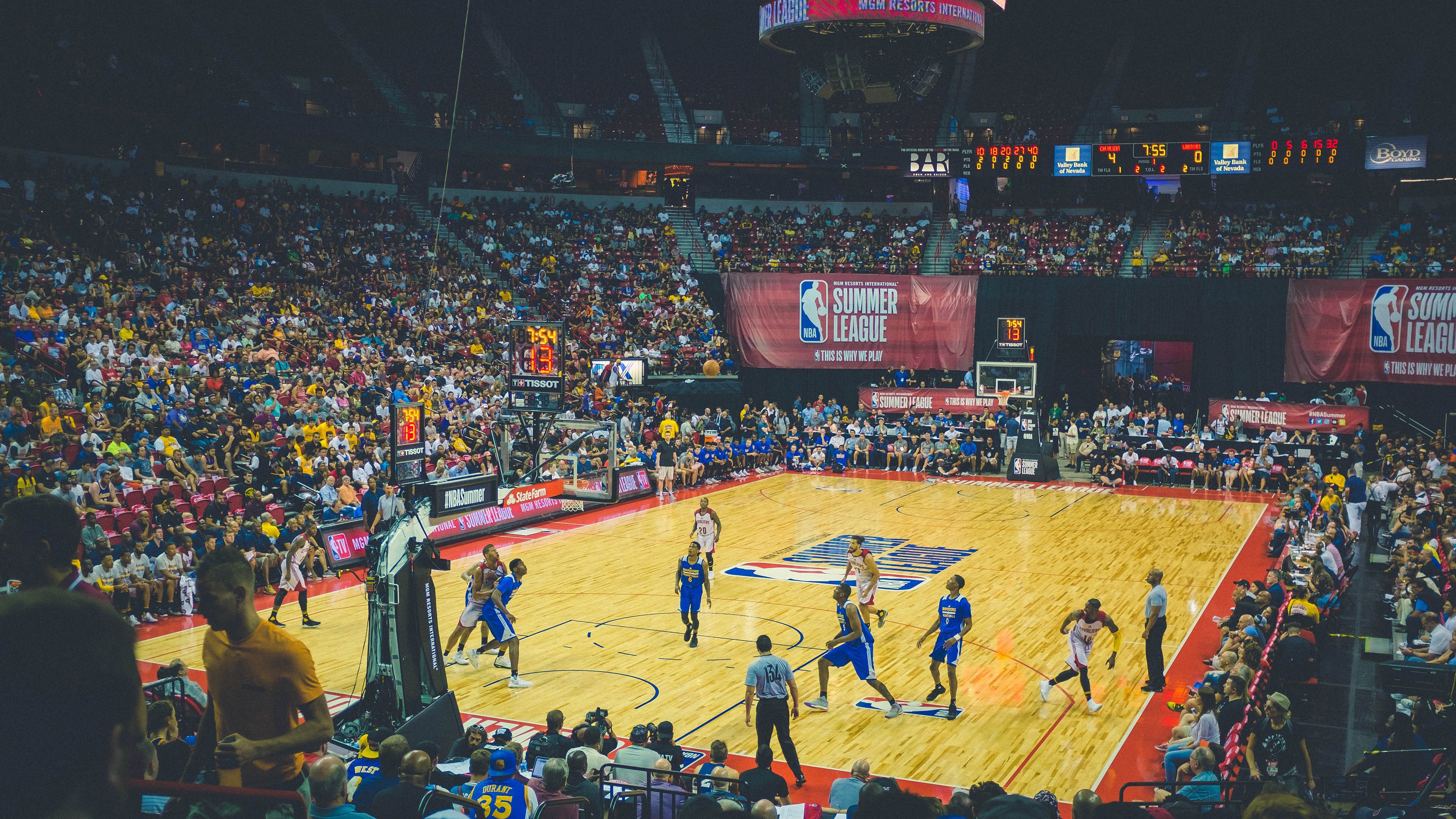 里昂连续得分压制安哥拉，帕尔默在年度焦点之战接管比赛